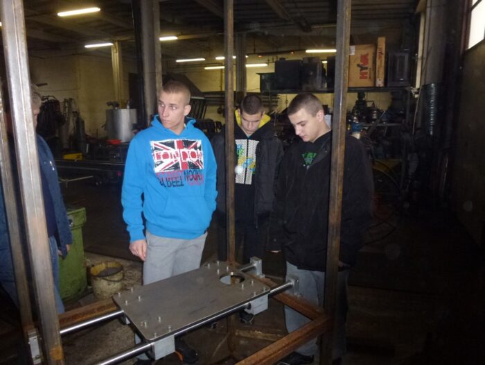 Wycieczka uczniów II klasy ZSZ kształcących się w zawodzie ślusarz do zakładów produkcyjno - usługowych.